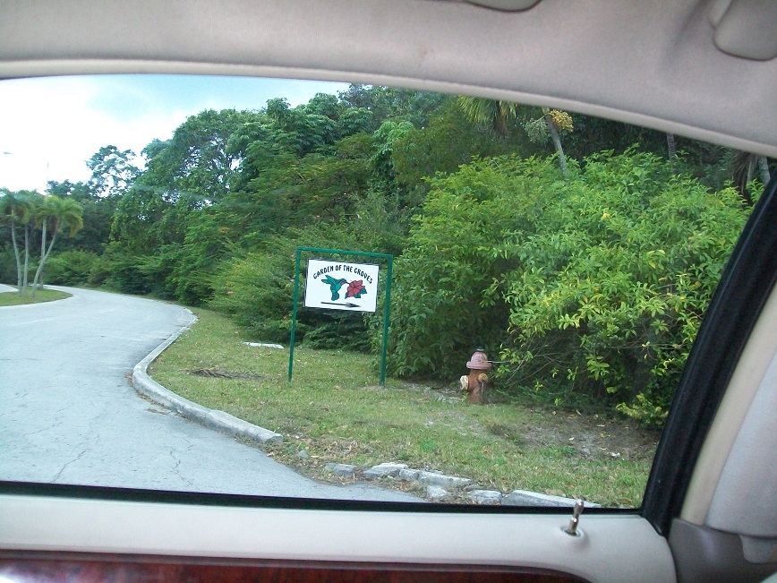 picture of the road sign pointing to the garden